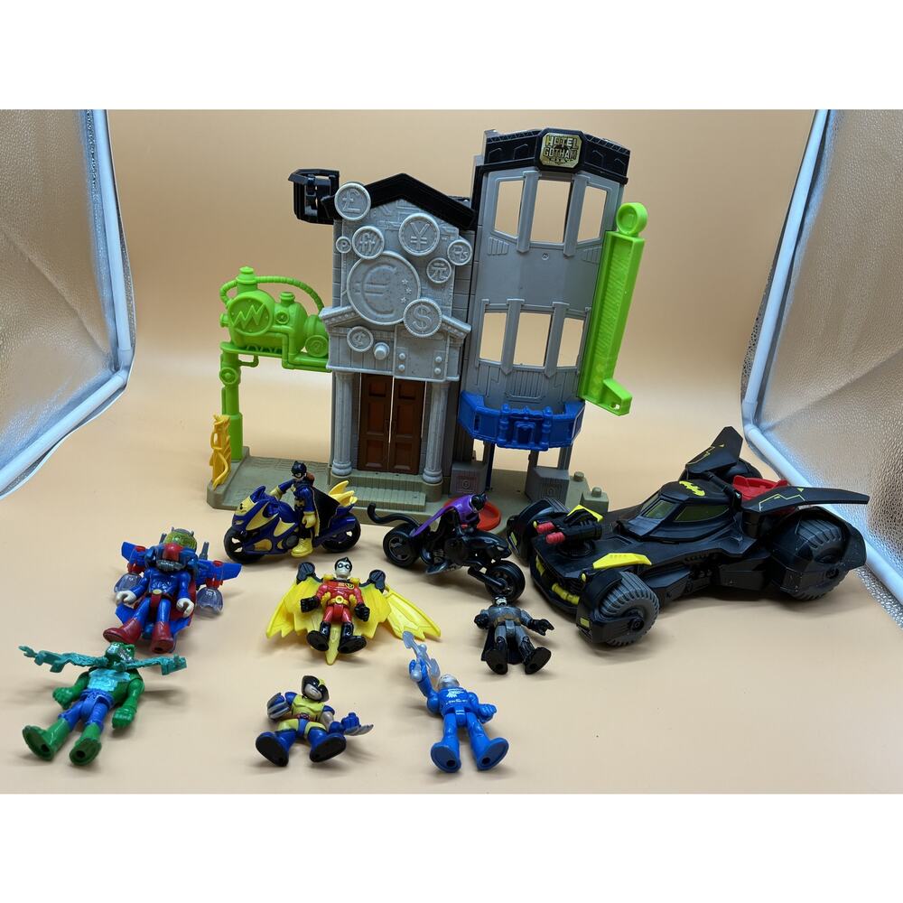 Imaginext Gotham City Hotel DC Comics Super Friends - Deluxe Batmoble 8 Figures